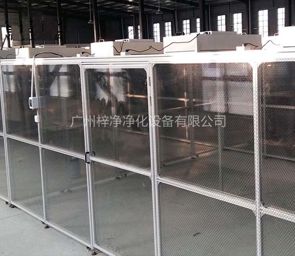 潔凈棚采用工業(yè)鋁材（或不銹鋼方通、鐵方通噴塑）作為框架，風(fēng)機(jī)濾網(wǎng)機(jī)組（FFU）送風(fēng)，四周懸掛防靜電垂簾（或鋼化玻璃），其內(nèi)部?jī)艋?jí)別可達(dá)到100-10000級(jí)。