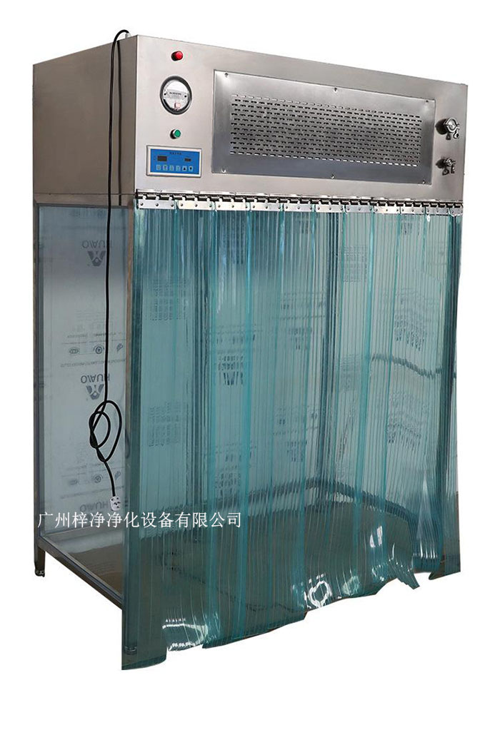 百級潔凈層流罩它主要由箱體、風機、初效空氣過濾器、高效空氣過濾器、阻尼層、燈具等組成。