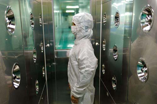 風淋室和貨淋室吹淋過程產生的灰塵通過三重機制實現定向處理。