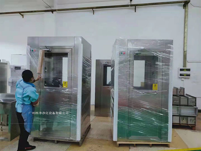 在風(fēng)淋室外部包裝上，使用纏繞膜可以進一步提高包裝的密封性和抗沖擊性。