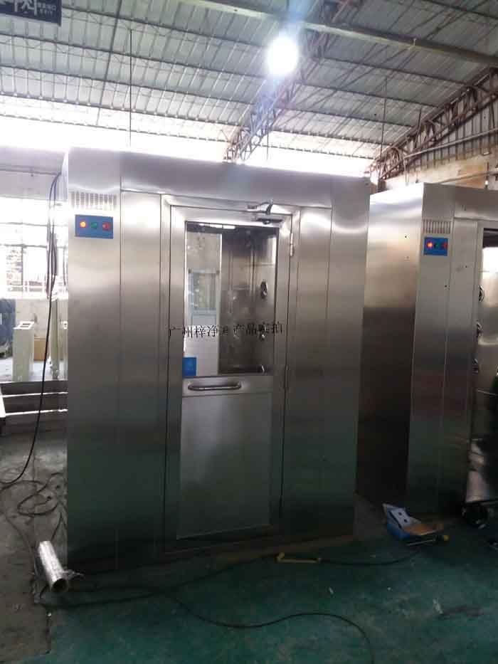 風淋室在潔凈室半導體、藥品生產(chǎn)、食品加工等行業(yè)中扮演著至關(guān)重要，