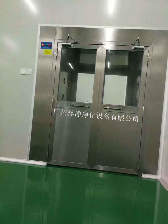 風淋室的主要功能是利用高速氣流對人體或物品進行吹淋，迅速去除其表面的塵埃和微粒，從而達到潔凈的目的。